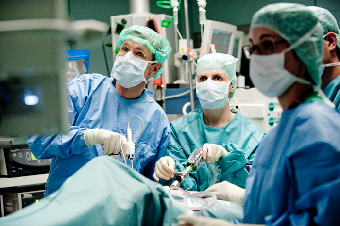 Primul transplant de inimă artificială - chirurgie2-1421419199.jpg