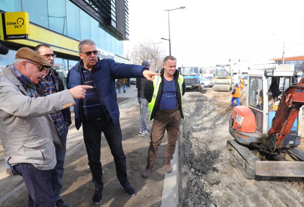 Primarul Vergil Chiţac a ieșit prin oraș ca să verifice stadiului lucrărilor de pe bulevardul Alexandru Lăpuşneanu - chitacbulevard-1677072424.jpg