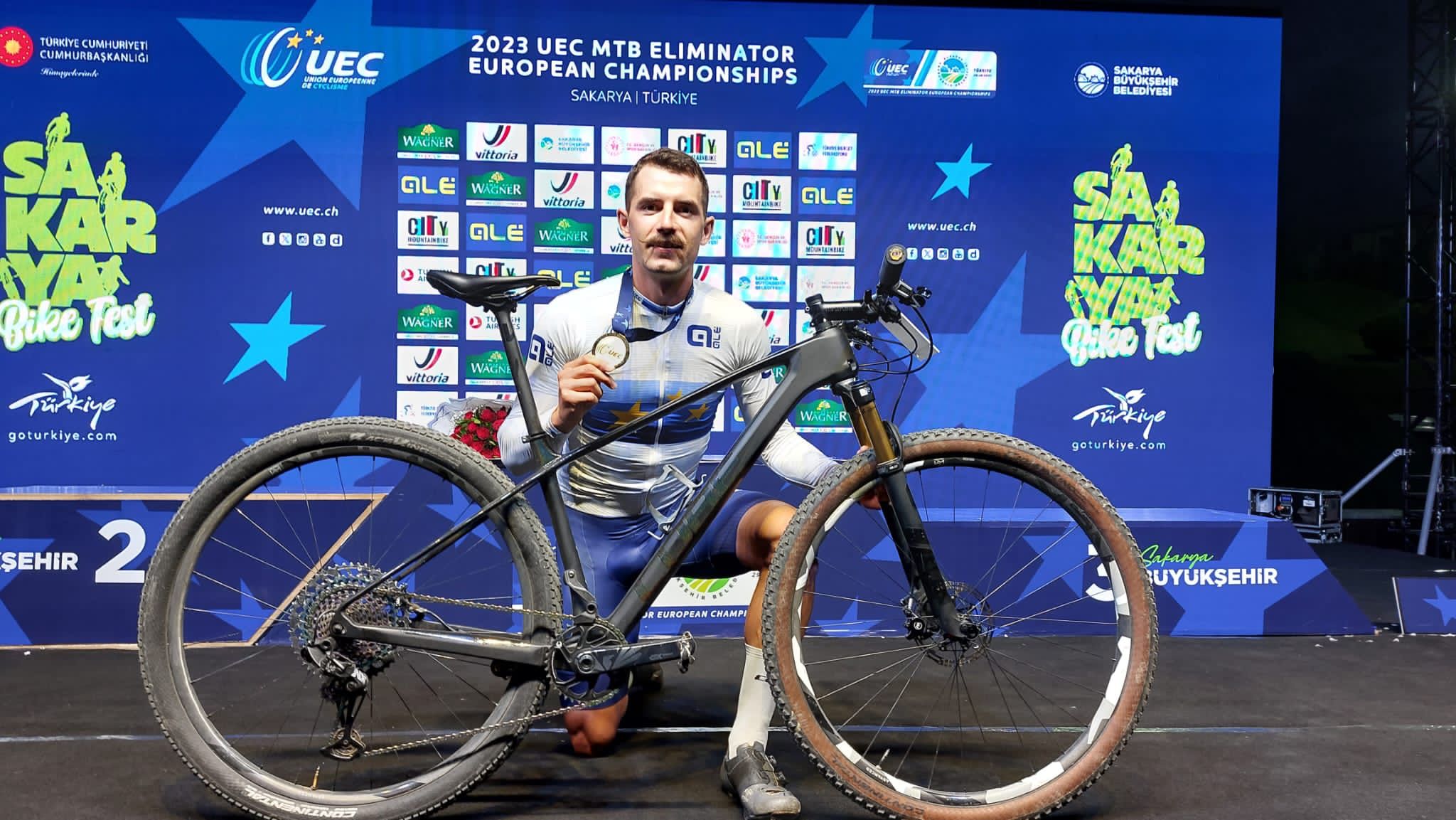 Românul Ede Molnar, campion european la mountain bike cross-country eliminator - ciclist-campion-1698672428.jpg