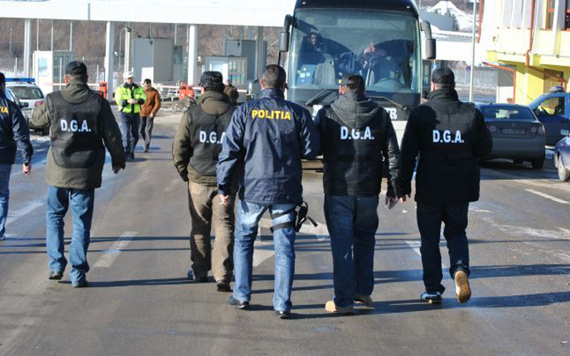 Cine sunt cei trei polițiști acuzați că îi ajutau pe hoți să fure carburant  din portul Constanța - cinesuntceitreipolitisticarburan-1430055502.jpg