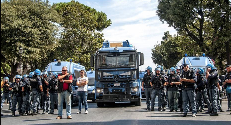 Ciocniri între poliție și refugiați  care ocupaseră o piață din Roma - ciocniri-1503581763.jpg