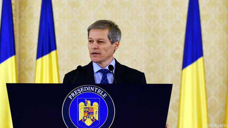 Premierul Dacian Cioloș, decorat de președintele Republicii Moldova - ciolos2-1479312847.jpg