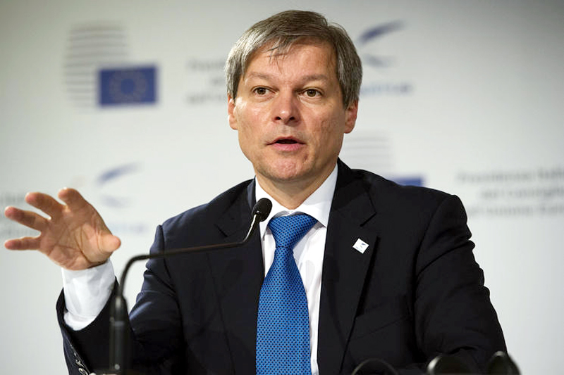 Premierul Cioloș: Oamenii nu trebuie să mai consume timp și nervi  la ghișee - ciolos3-1481820961.jpg