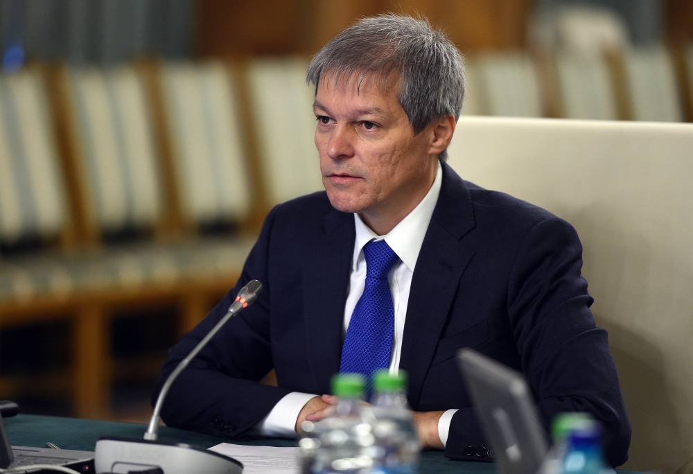 Premierul Cioloș, primit cu onoruri militare la Chișinău - ciolosmare-1472115645.jpg