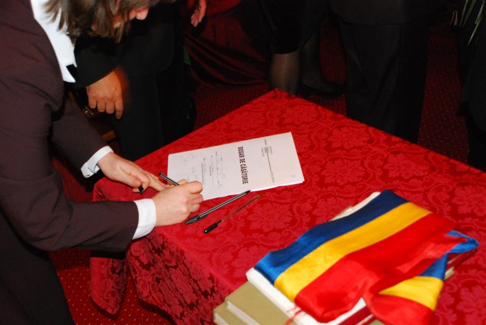 INS. Câți români s-au căsătorit și au divorțat la finele lui 2013 - civila-1392042808.jpg