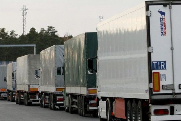 Transportatorii intră în grevă japoneză. Ei vor circula cu 30km/h pe toate drumurile din România - coada-1471593778.jpg