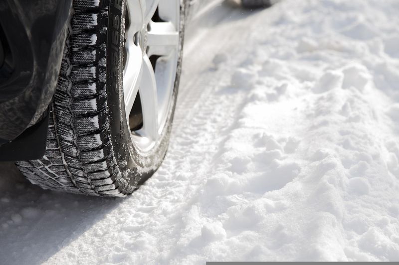 Codul rutier 2022. Șoferii pot fi amendați chiar dacă au montate anvelopele de iarnă pe mașină - cod-1669556661.jpg