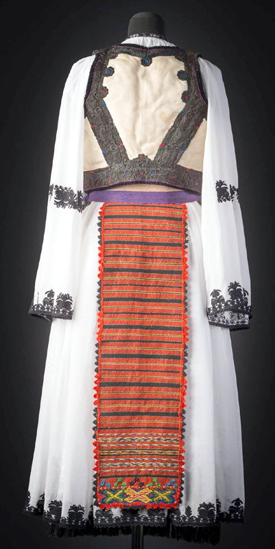 Colecție personală de costume autentic românești, la Muzeul de Artă Populară - colectiepersonala-1462281160.jpg