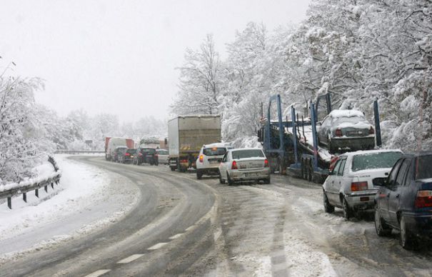 Viscol în România / Autocar cu 33 de persoane din Republica Moldova, derapat în Buzău - coloanaiarna1465x390-1419837817.jpg