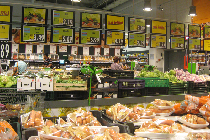 Comerțul cu alimente a profitat de reducerea TVA - comertul-1454520206.jpg