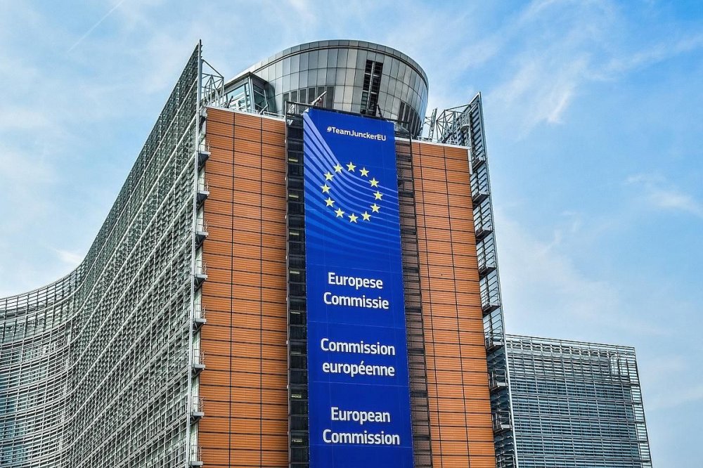 Comisia Europeană propune interzicerea deplasărilor neesențiale către UE până la 15 mai - comisia-1586432431.jpg