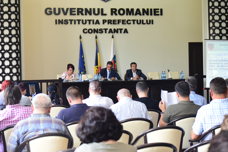 Consiliile Județene Constanța și Tulcea, ședință solemnă comună la malul mării - consiliilejudetene-1540300367.jpg