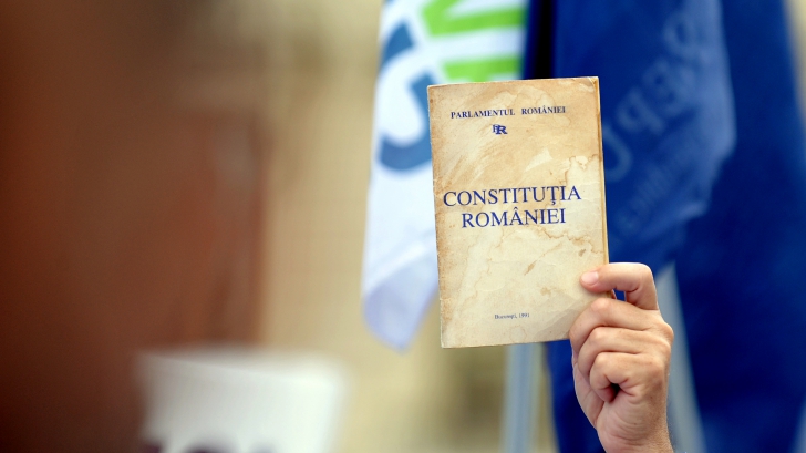 Disponibilitatea românilor de a participa la un referendum pentru modificarea Constituției a scăzut - constitutiaromaniei1369742464-1375862086.jpg