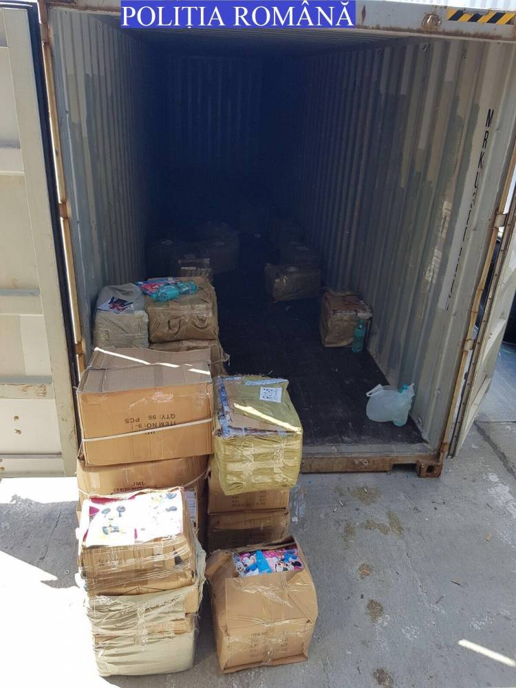 Rechizite contrafăcute, confiscate de polițiștii din Constanța - container-1471438148.jpg