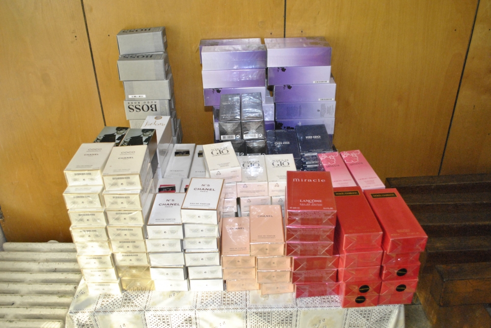Mii de parfumuri contrafăcute, confiscate în Portul Constanța Sud Agigea - contrabandacuparfumuri1326798136-1482919273.jpg