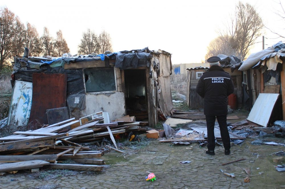 Polițiștii locali, în control la locuințele improvizate din Constanța - controale1-1575585236.jpg