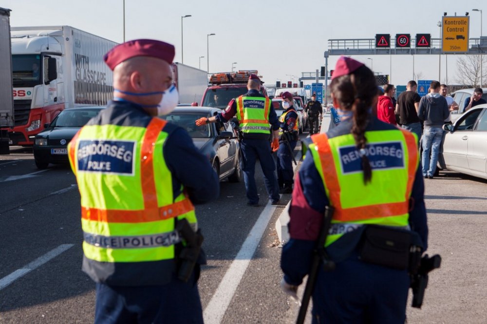 Controalele de la frontiera cu Cehia care blochează ruta migranţilor spre Germania frustrează Slovacia - controalecehia-1668186450.jpg