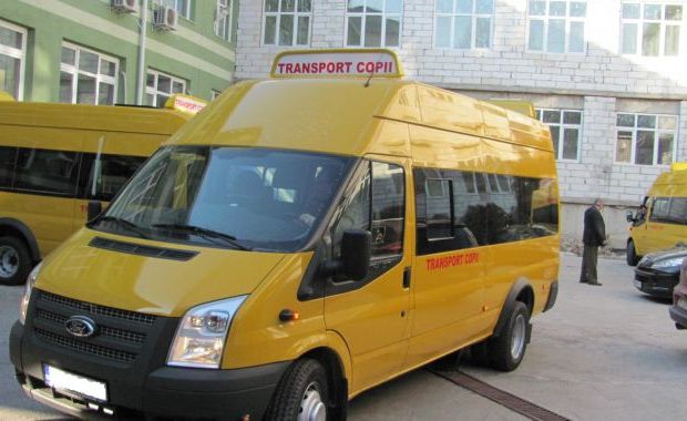 Un microbuz școlar a fost lovit de un autoturism. Patru copii au fost răniți - copii-1338906083.jpg