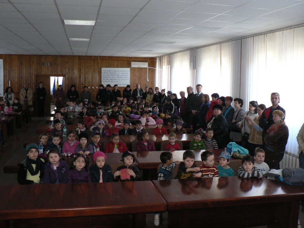 Peste 400 de elevi, în vizită la IJJ Constanța - copiijandarmerie-1333373817.jpg
