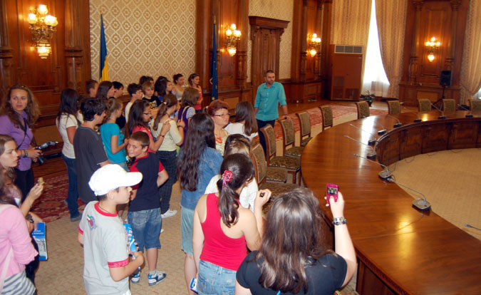 Moga și Matei au dus  40 de elevi din Năvodari  în vizită la Parlament - copiiparlament1-1308241997.jpg