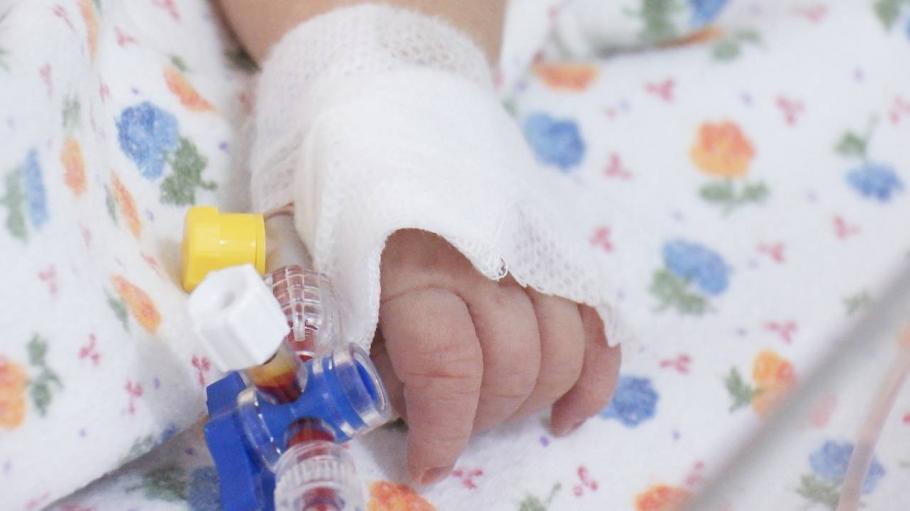 O fetiță de numai două luni a ajuns la spital cu o foarfecă înfiptă în cap - copil-1667310722.jpg