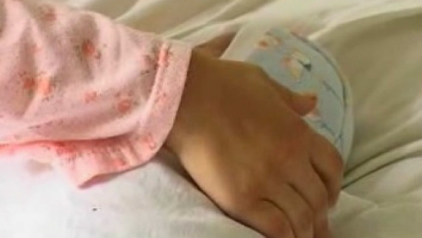 Copil de un an, de urgenţă la spital, după ce a fost opărit cu supă pe aproape jumătate din corp - copilperfuzie-1662975248.jpg