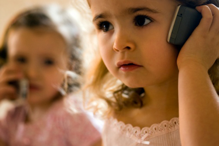 Cum îți înveți micuțul să vorbească la telefon - copiltelefon-1334960619.jpg