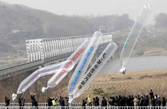 Manifeste politice trimise cu baloane  în Coreea de Nord - coreea-1351511714.jpg
