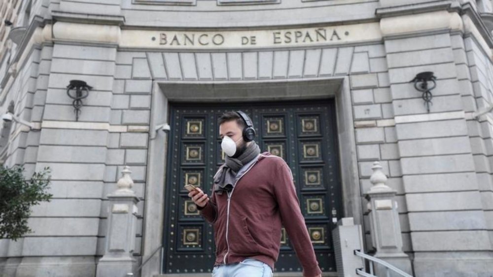 Purtarea măștii de protecție rămâne obligatorie în Spania. Ce amendă riscă cei fără mască - corona-1591711739.jpg