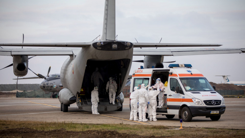 Misiune umanitară a Forţelor Aeriene Române pentru transportul a doi pacienţi cu COVID-19 - coronavirusdoipacienticucovid19a-1607872247.jpg