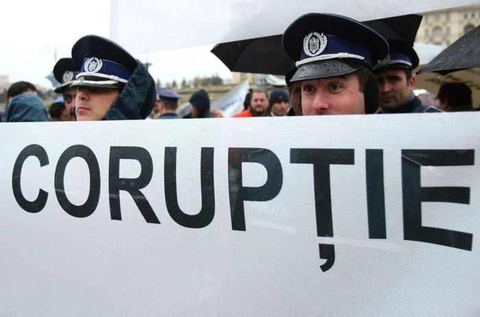 Transparency International: România rămâne una dintre cele mai corupte țări din UE - coruptie-1706637443.jpg