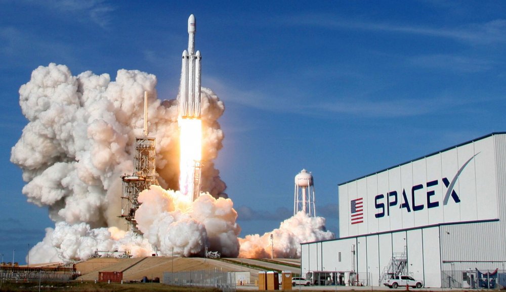 O nouă ERĂ SPAȚIALĂ! Cine este compania SpaceX și pe cine trimite în Cosmos - cosmos-1590594396.jpg