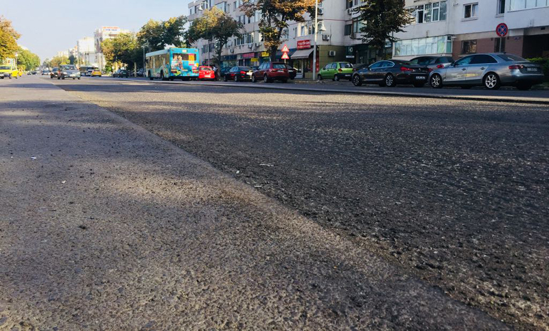 Covor asfaltic pe bulevardul Tomis. Se lucrează joi  și vineri noapte - covorasfaltictomis1-1536076948.jpg