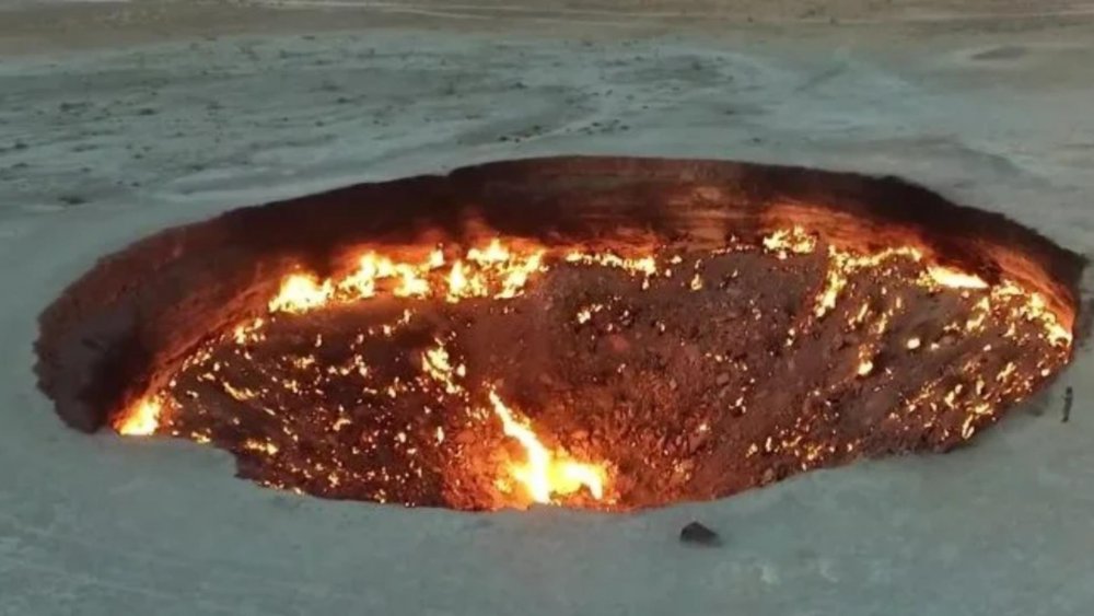 Turkmenistanul vrea să închidă „Poarta iadului”, un crater uriaș care arde de zeci de ani - crater-1641743056.jpg
