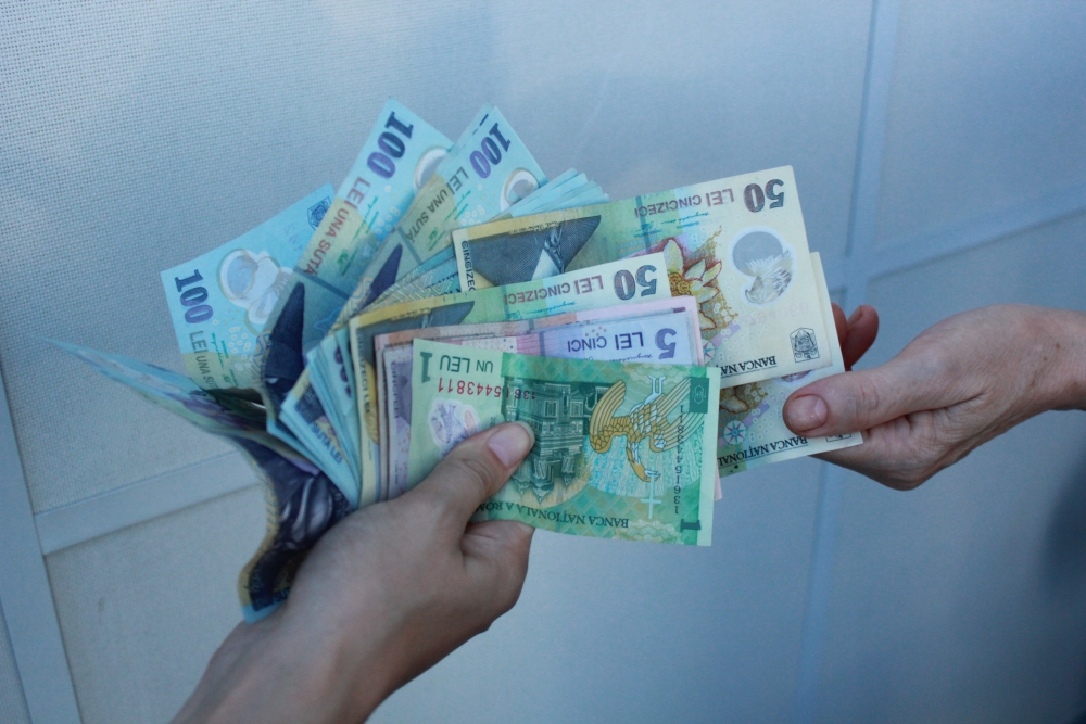 Un român din cinci vrea să ia un credit de consum. Iată pe ce se duc banii - creditconsum-1383134478.jpg