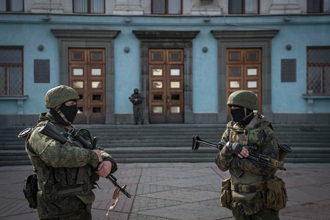 CRIZA DIN CRIMEEA - Militarii ruși continuă să debarce masiv în Crimeea - crimeamilitaryinterventionbyruss-1393854406.jpg