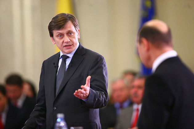 Traian Băsescu urmează să-i predea mandatul lui Crin Antonescu - crinantonescutraianbasescupublim-1341907966.jpg