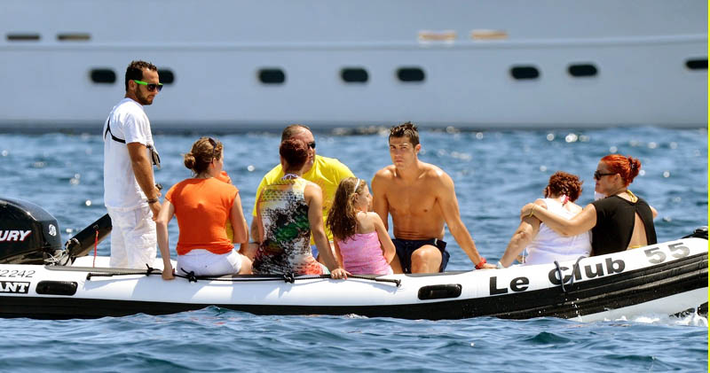 Cristiano Ronaldo, cu familia și iubita la Saint Tropez - cristianoronaldo-1341491452.jpg