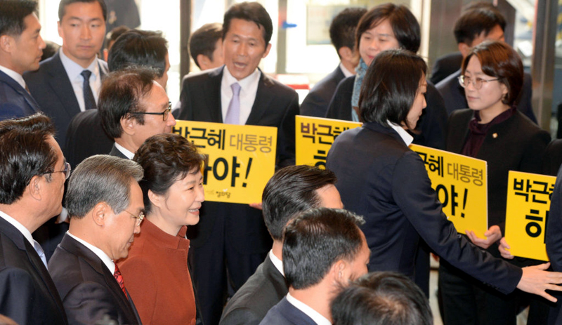 Criză în Coreea de Sud! Aproape 30 de parlamentari părăsesc partidul președintei Park - criza-1482844274.jpg