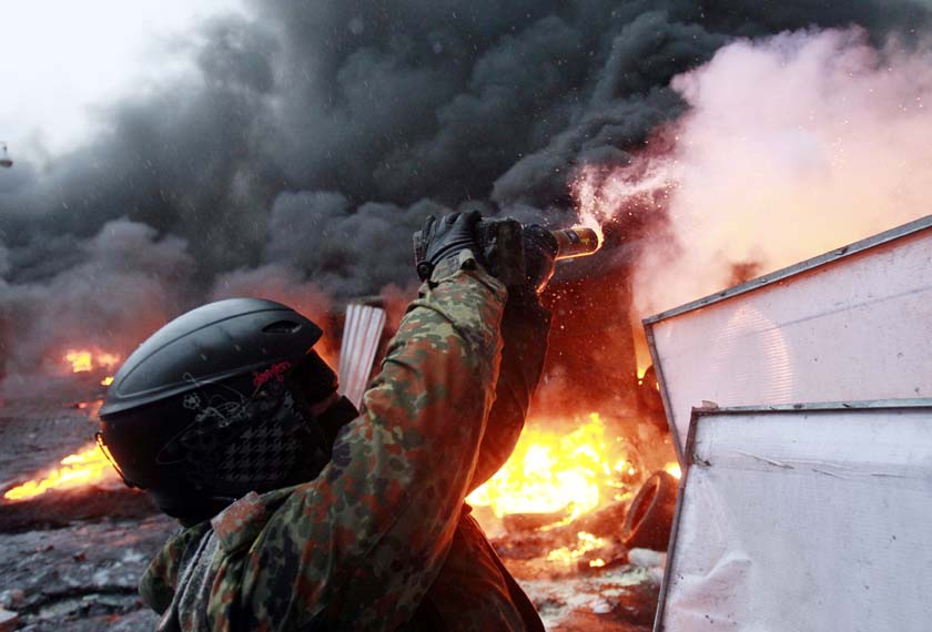 Criza politică din Ucraina  a degenerat! Manifestanții depozitează arme - crizapoliticadinucraina-1390741486.jpg