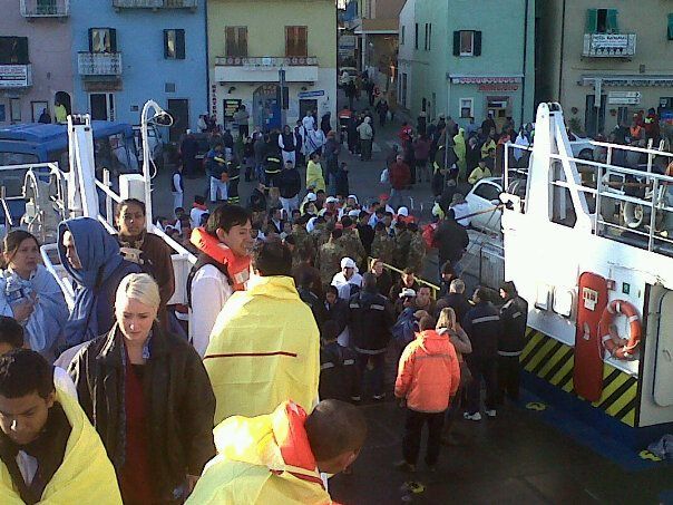 Constănțeni la bordul vasului Costa Concordia, naufragiat pe coasta Italiei - croazieraalexandrubanescuhaos-1326717492.jpg