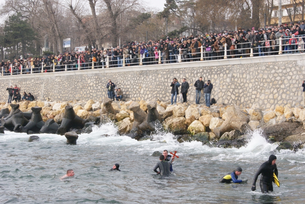 UPDATE / De Bobotează, zeci de bărbați vor înota după cruce - crucea1389013213-1420538157.jpg