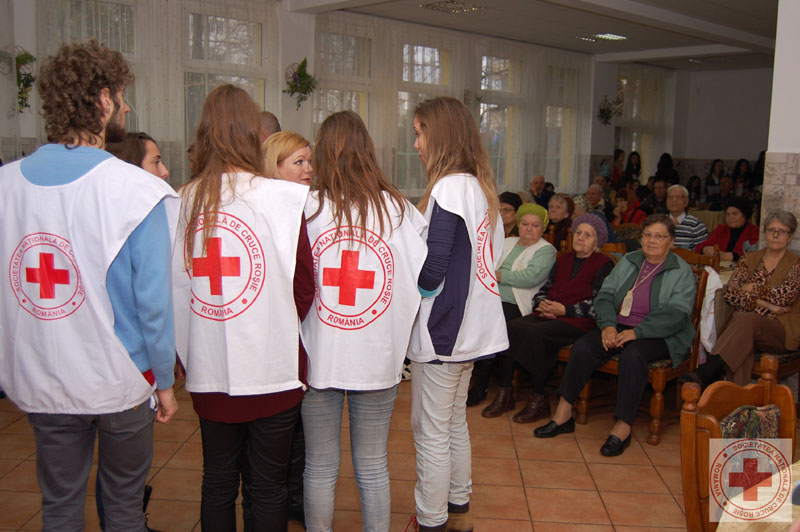 Alimente și tichete sociale, de la Crucea Roșie, pentru sărmanii și bătrânii județului Constanța - crucearosie1-1355937891.jpg