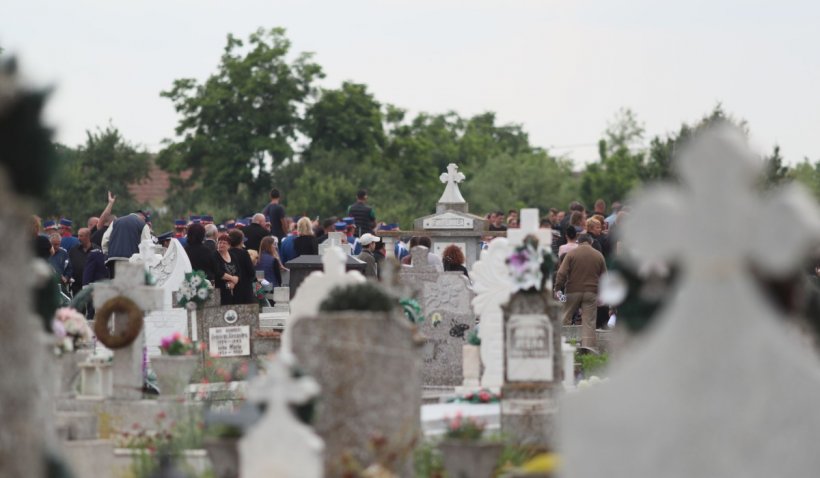 Un muncitor a murit în cimitirul din Brad, după ce s-a răsturnat cu utilajul - cruci-1631814978.jpg