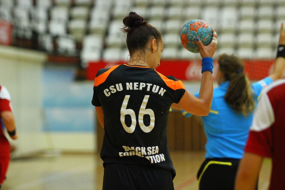 Handbal feminin: CSU Neptun conduce la pauză cu HCM Râmnicu Vâlcea - csuneptun3-1411290827.jpg