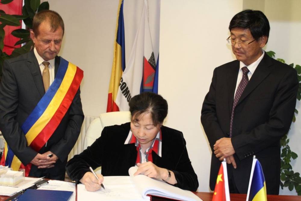 Ambasadorul Chinei în România a semnat în cartea de onoare a Primăriei Cumpăna - cumpana-1417689407.jpg