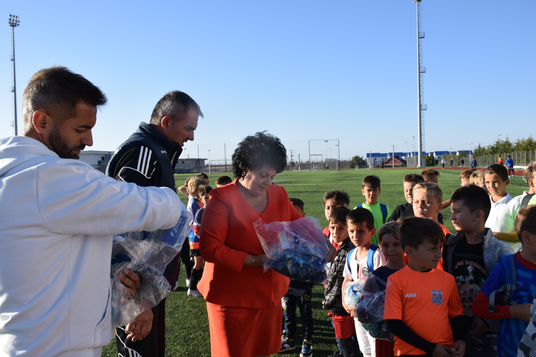 Primăria Cumpăna a oferit echipamente pentru fotbaliştii juniori din cadrul clubului din localitate - cumpana-echipamente-1697202297.jpg