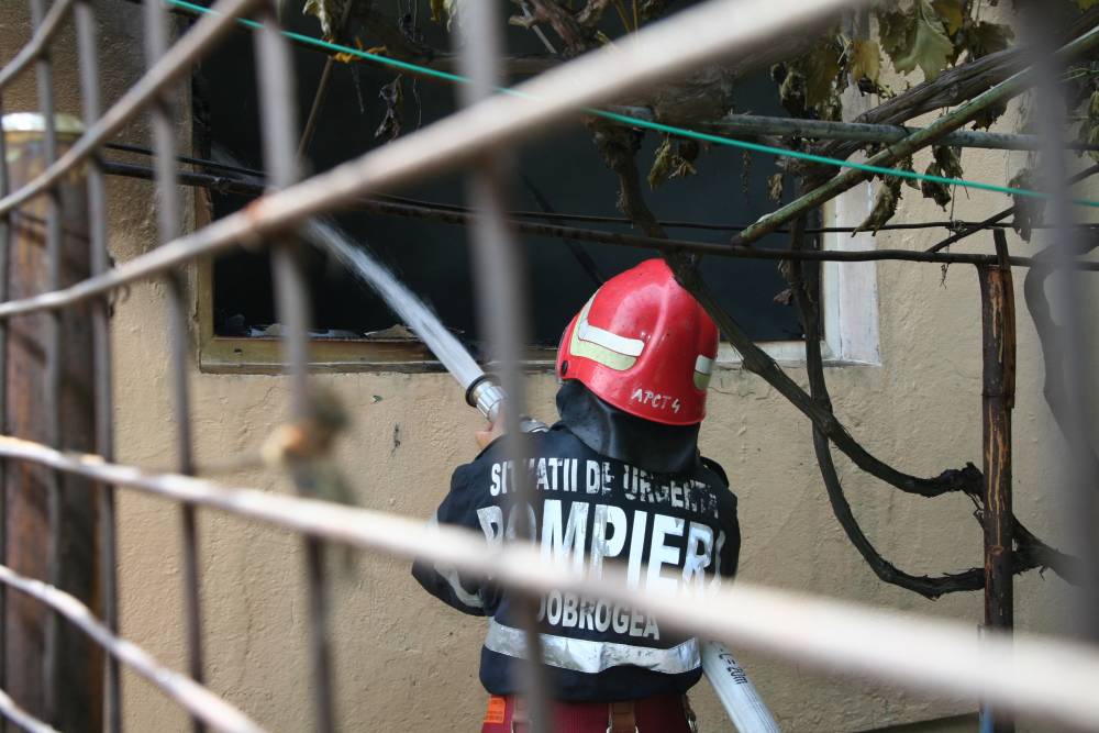 Incendiu fără victime la o gospodărie din Palazu Mare - cumpanapompieriincendiusinucider-1423058499.jpg