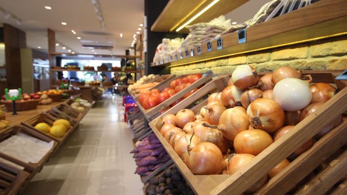 O nouă lege ne obligă să plătim toate pungile de plastic, inclusiv pe cele de la raionul fructe legume - cumpotifipacalitlasupermarket-1562748384.jpg