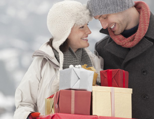 Cum să-l determini să-ți cumpere cadoul pe care ți-l dorești,  fără să pari lacomă - cumsaldetermini-1387733393.jpg